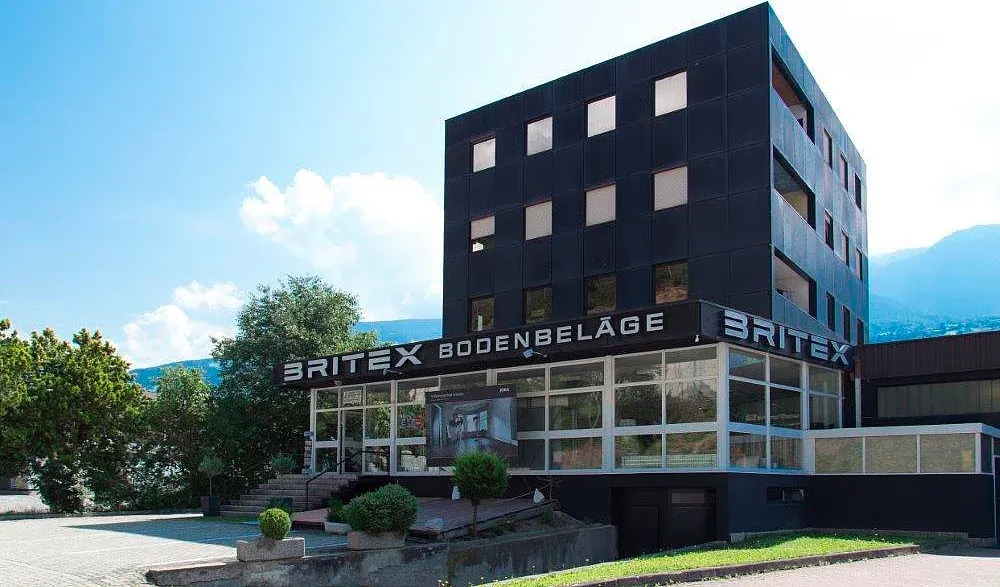 Geschäftsgebäude in Brixen mit Showroom im Erdgeschoss